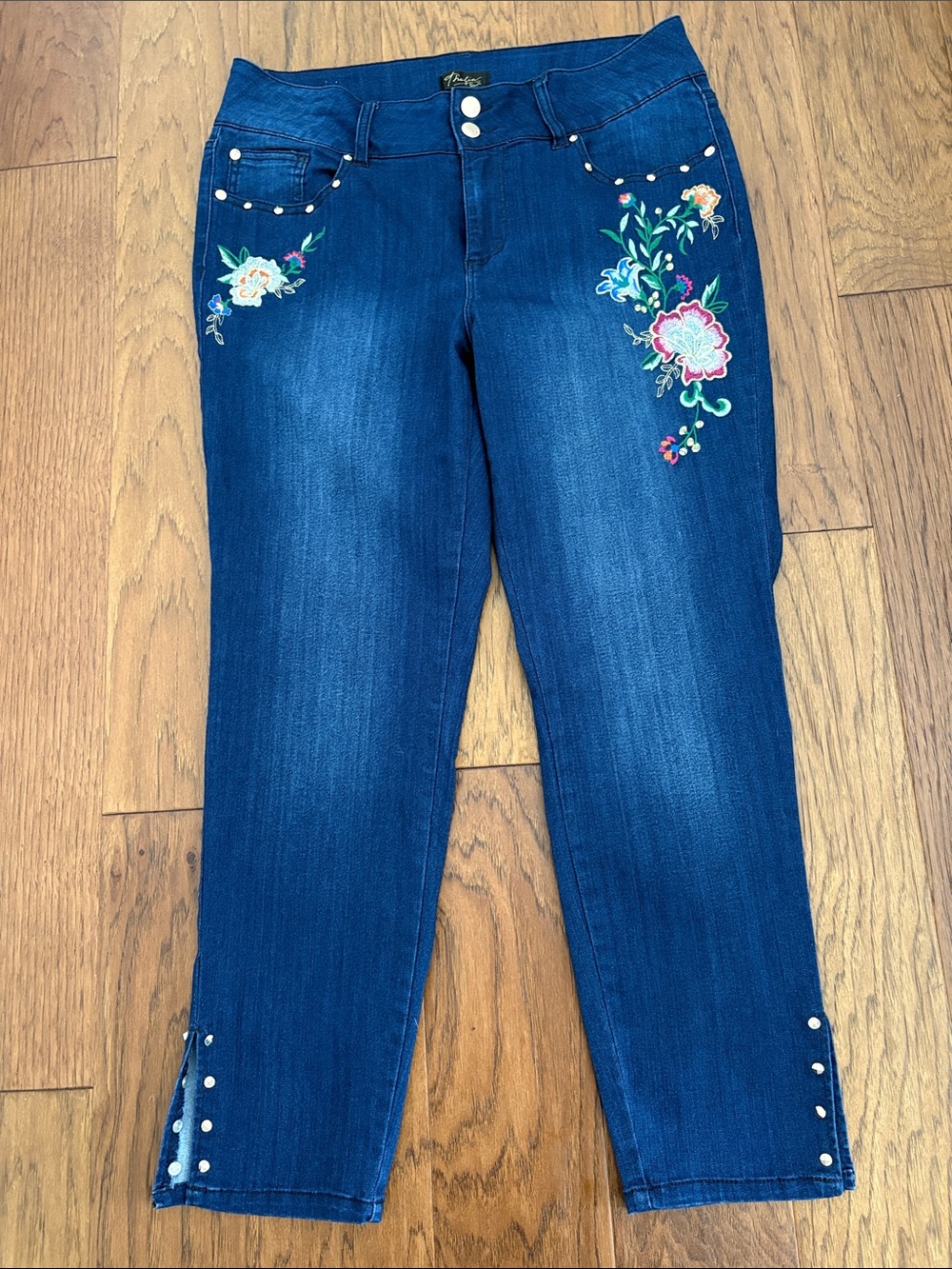Thalia Sodi Dark Blue Cropped Jeans with Floral Embroidery and Studs